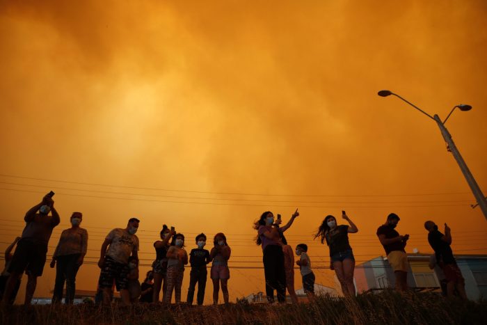 Incendio intencional más la combinación del 30/30/30 amenaza a Quilpué y obliga a la evacuación de 25 mil personas