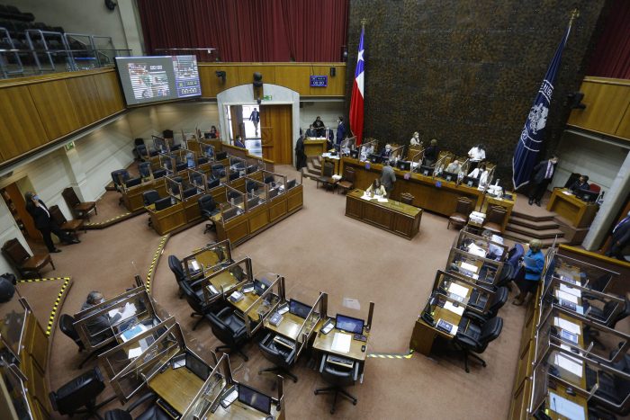 Agrupación de asesores parlamentarios presenta petitorio laboral al Senado que incluye bono de $500 mil