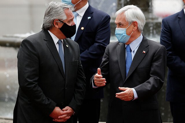 «Si hubiésemos estado más unidos podríamos haber sobrellevado mejor la pandemia», dice Fernández a Piñera en La Moneda