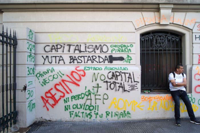 «Alienígenas»: el libro que desentraña los grafitis del estallido