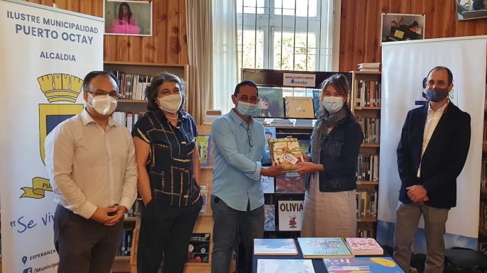 Municipalidad de Puerto Octay recibe donación de libros para Bibliomóvil