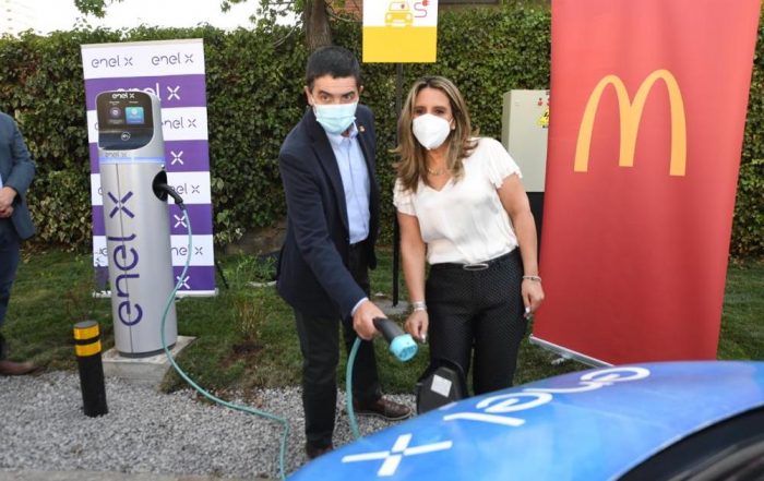 Acuerdan instalación de 14 electrolineras en restaurantes de comida rápida en Chile