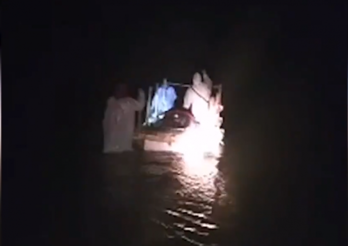 Chilote enfermo grave de Covid-19 tuvo que ser trasladado en balsa de plumavit ante ausencia de puente