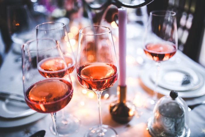 Distintas alternativas para disfrutar del Rosé, el vino de moda de este verano