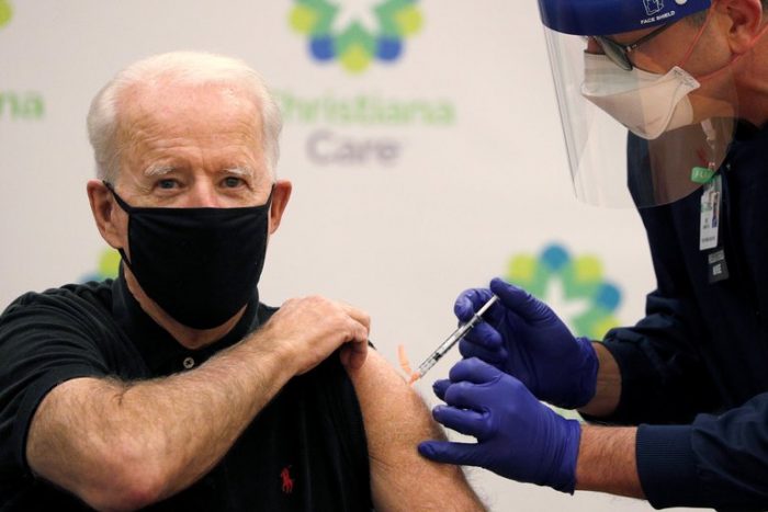 Presidente electo de Estados Unidos, Joe Biden, recibe segunda dosis de vacuna desarrollada por Pfizer y BioNTech