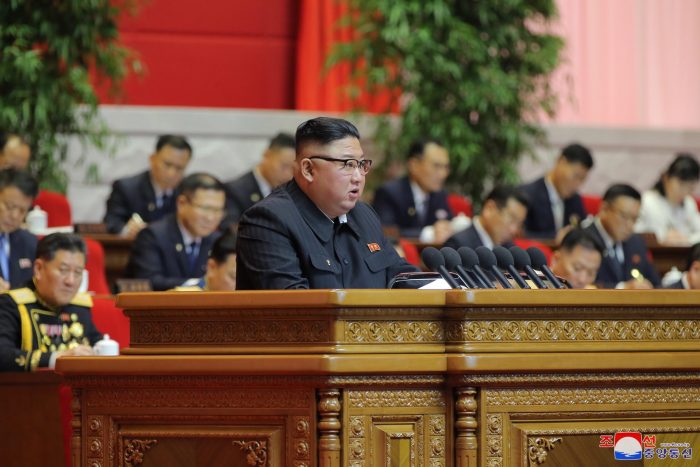 Kim Jong-un admite ante el partido único que el país pasa penurias económicas