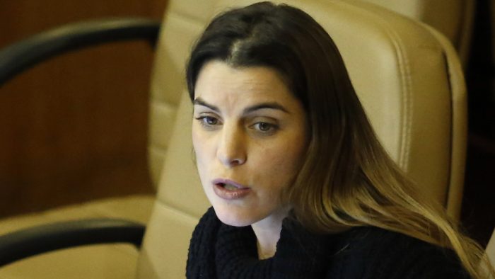 Florcita Alarcón apunta a bancada feminista por difusión de fotos íntimas: «No puede seguir siendo parlamentario», responde diputada Orsini