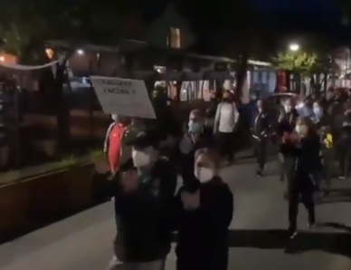 Trabajadores del turismo protestaron en Pucón por el retroceso a cuarentena en el Plan Paso a Paso