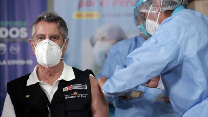 Coronavirus en Perú: el escándalo por las vacunas de covid-19 que ya provocó la renuncia de dos ministros y una investigación contra el expresidente Vizcarra