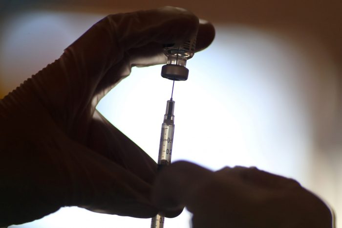 Investigan robo de 40 dosis de la vacuna Sinovac desde un Cesfam en Curicó