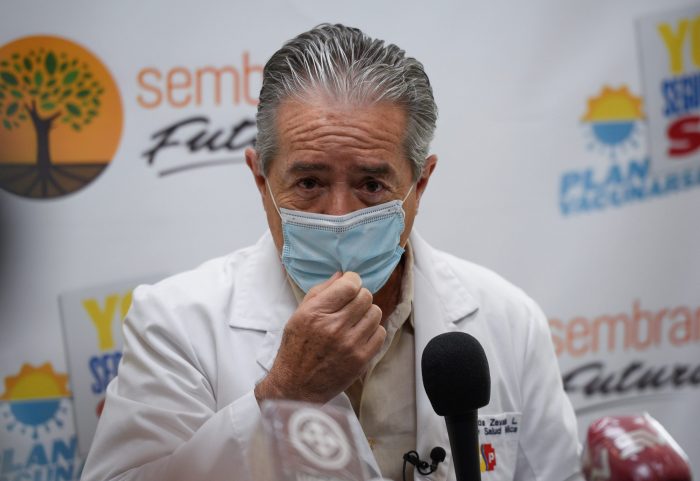 Ministro de Salud de Ecuador renuncia en medio de críticas a plan de vacunación contra el coronavirus