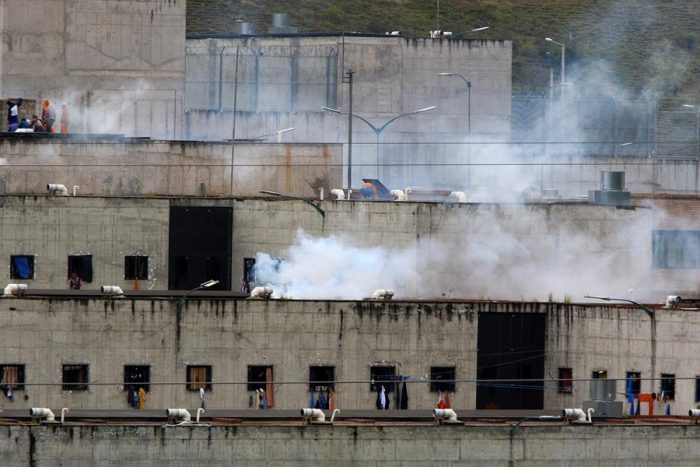Enfrentamientos entre bandas en prisiones de Ecuador dejan 75 reclusos muertos