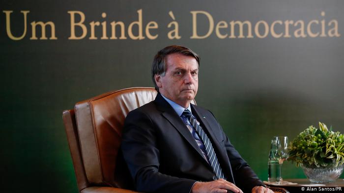 Bolsonaro en su estilo: un pueblo con armas evita que un gobernante sea «un dictador»