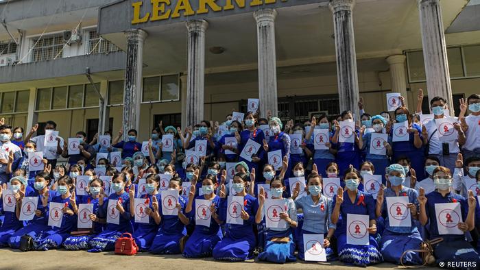 Cientos de manifestantes protestan en Rangún contra golpe de Estado en Birmania