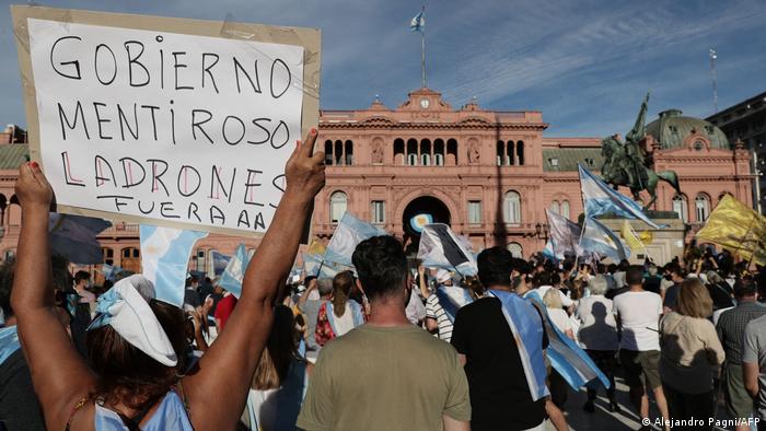 “Vacunas VIP”: Argentina protesta en las calles tras escándalo y presidente Fernández critica «bolsas mortuorias» en la Casa Rosada