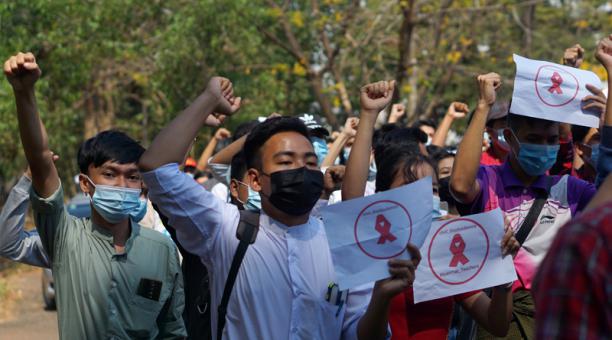 Dos manifestantes mueren por disparos en Birmania