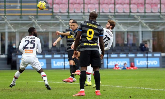 Con gol y «espaldinha» de Alexis: Inter gana 3 a 0 al Genoa y se escapa en la Serie A
