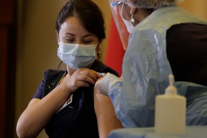 Unesco pide que vacunas contra el coronavirus se consideren un bien público mundial: 130 países todavía no han recibido dosis
