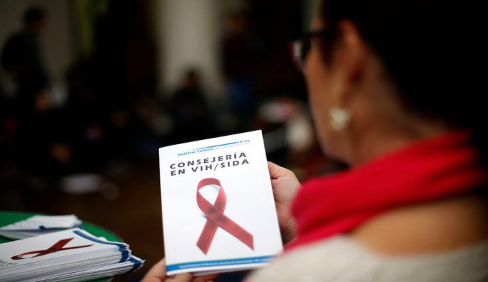 Ser VIH positivo en tiempos de Covid-19: la compleja situación que viven miles de chilenos