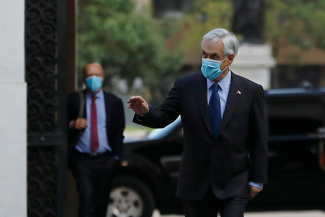 Piñera sale a evitar más saltos en la fila y pide a las autoridades «respetar estrictamente la prioridad por edad en el proceso de vacunación»