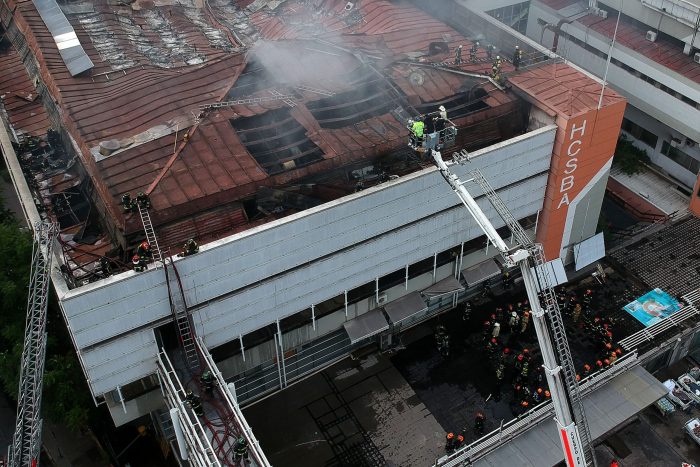 Ministro de Salud estima que pérdidas por incendio en Hospital San Borja «son entre 35 y 50 mil millones»