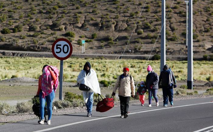 Migrantes buscan otra ruta en Bolivia ante militarización de frontera chilena