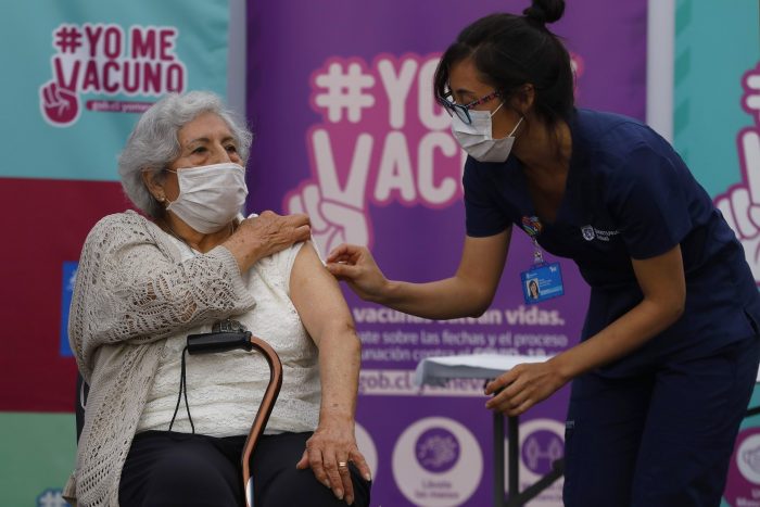 Sociedad Chilena de Infectología asegura que estudios de la vacuna Coronavac demuestran que es «segura y eficaz»