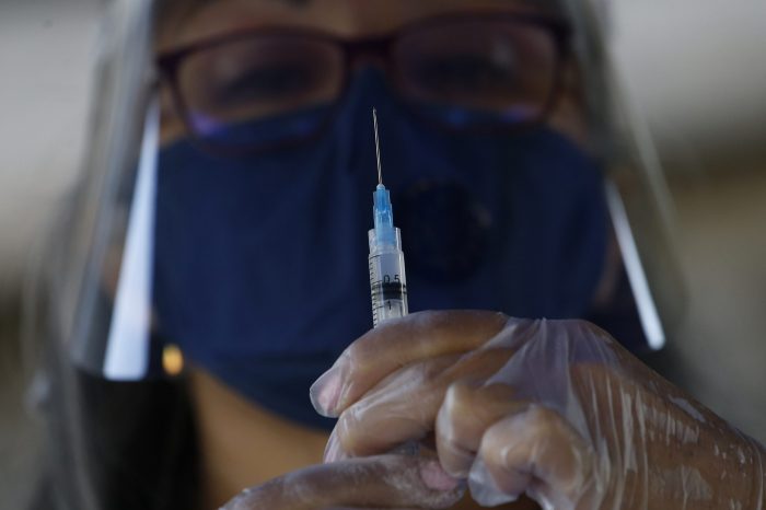 Minsal estudiará propuesta de autoridad sanitaria de Francia que recomienda vacunar con una dosis a quienes ya tuvieron covid-19