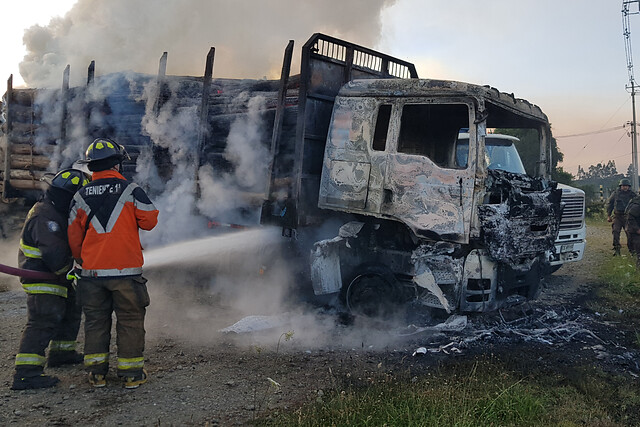 Serie de ataques incendiarios en provincia de Arauco deja al menos siete camiones quemados y un conductor herido a bala
