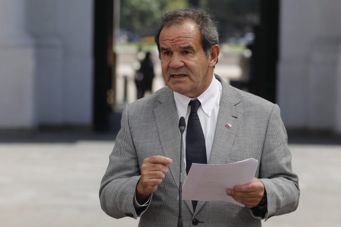 Ministro Delgado apunta a Allamand en la polémica por vacunación de migrantes: “El canciller abrió un tema que no había sido discutido”