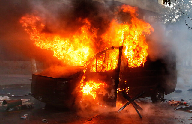 Incendian carro policial en medio de manifestaciones ocurridas en sector Bellavista de Santiago