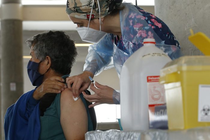 Minsal: Chile supera los 2,3 millones de personas vacunadas contra el covid-19