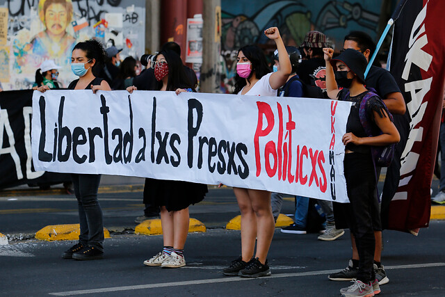 Manifestaciones en la Alameda por presos del estallido: estaciones Baquedano y U. Católica se encuentran cerradas