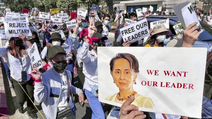 Birmania: Militares intentan controlar internet mientras siguen las protestas