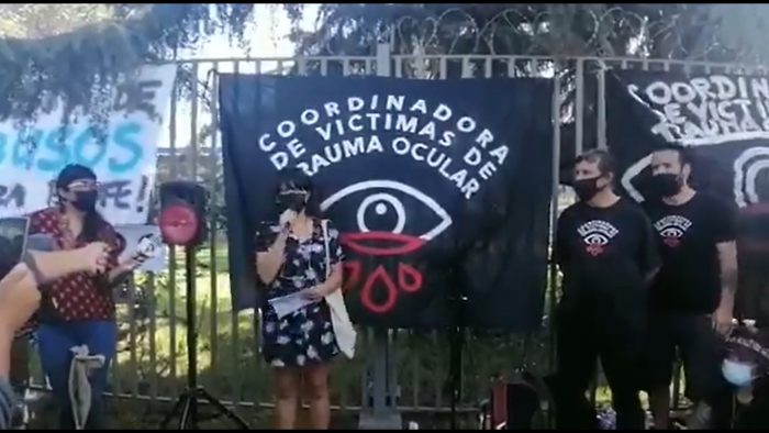 Victimas de trauma ocular muestran respaldo a profesora herida durante manifestación en Plaza Italia