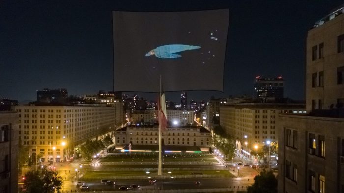 Greenpeace realizó gran intervención frente a La Moneda como parte de la campaña “Chile sin Plásticos”
