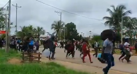 Policía peruana se enfrentó a caravana migratoria de haitianos y africanos en la frontera con Brasil