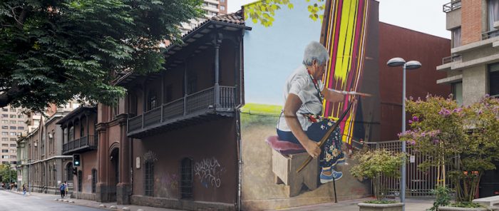 “La tejedora”: en el centro de Santiago inauguran inédito mural inspirado en una artesana chilena