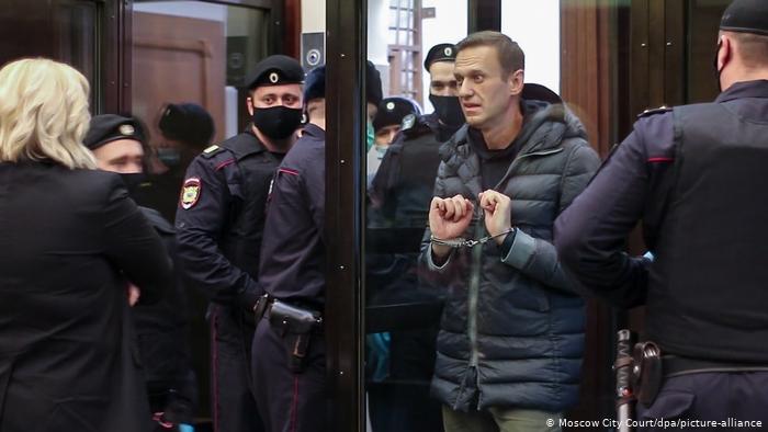 Juicio contra Navalni: al menos 237 detenidos junto a la corte