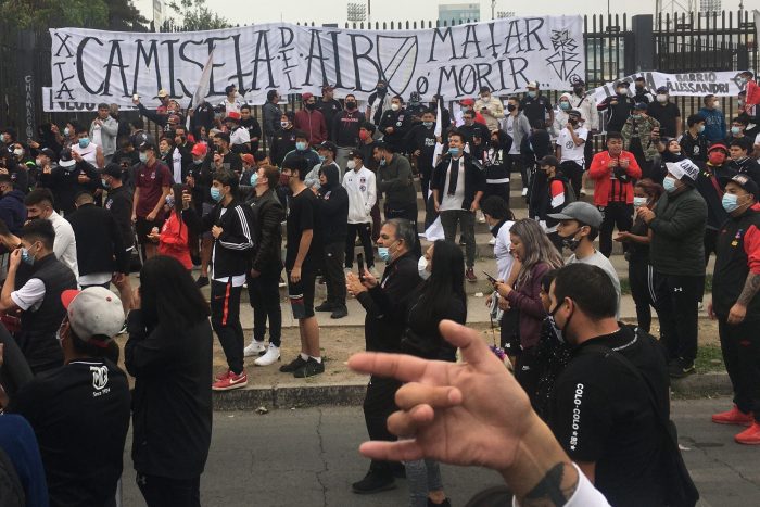 «Ganen o los matamos»: hinchas de Colo Colo realizan arengazo afuera del Estadio Monumental con amenazante mensaje a los jugadores