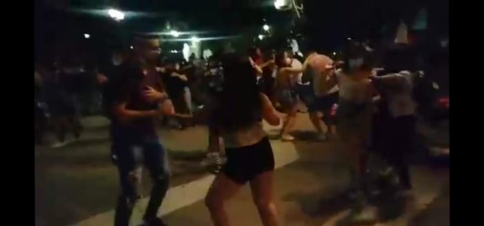 Vecinos registran masiva fiesta clandestina en Paseo Bulnes y a metros de La Moneda