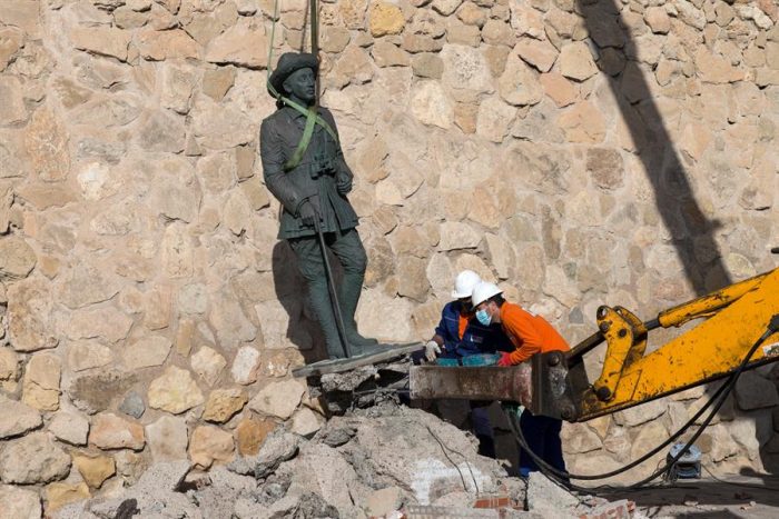 Retiran la última estatua del dictador Francisco Franco que quedaba en pie en España