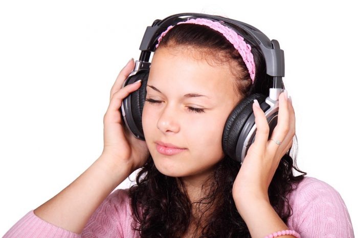 Advierten que solo ocho segundos de uso de audífonos a máximo volumen pueden dañar severamente la audición