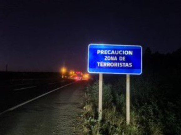 “Precaución zona de terroristas”: intervienen señaléticas en el ingreso a La Araucanía