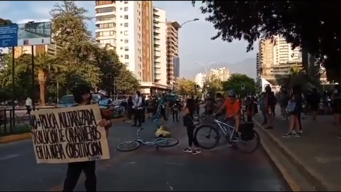 Manifestantes llegan a Plaza Ñuñoa para protestar por muerte de malabarista Francisco Martínez