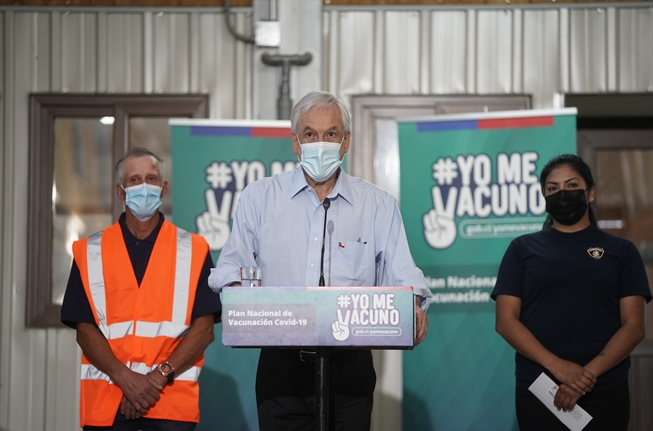 Piñera tras participar de vacunación a personal esencial en Los Lagos: “Vamos a continuar sin pausa hasta lograr nuestra meta»