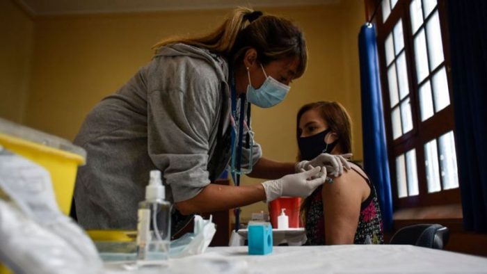 BBC y «la paradoja de Chile»: cómo se explica que pese a la exitosa campaña de vacunación tenga la tasa de contagio más alta desde el peor momento de la pandemia