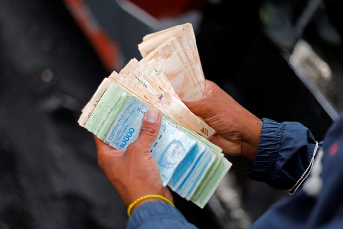Nuevos billetes venezolanos comienzan a circular a cuentagotas en medio de hiperinflación