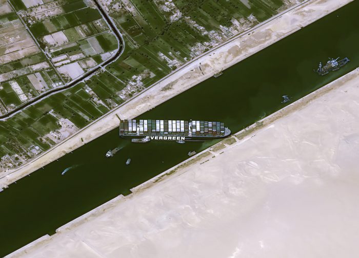Crisis del Canal de Suez aumenta preocupaciones sobre suministros para minoristas de EEUU y Europa