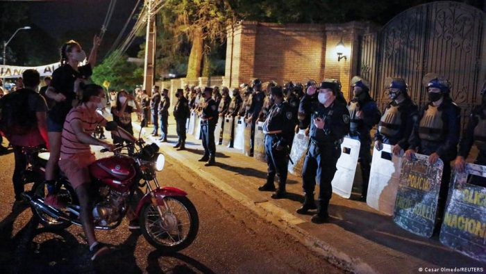 Protesta en Asunción termina en conflicto frente al Partido Colorado